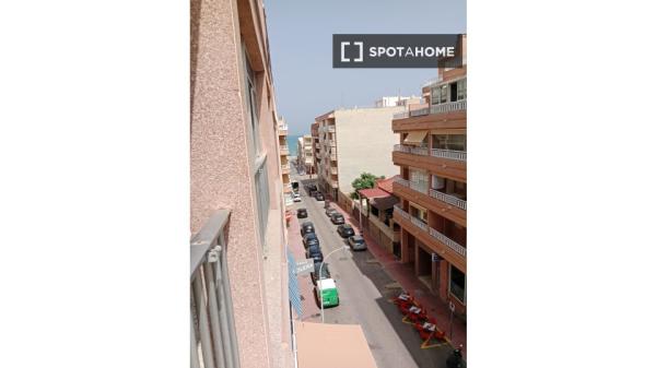 Apartamento de 3 dormitorios en alquiler en Guardamar, Alicante