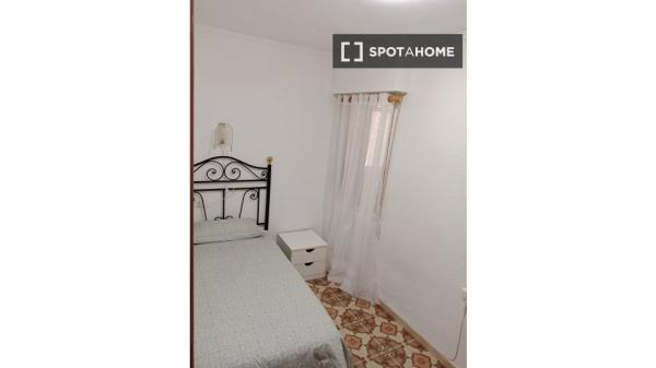 Apartamento de 3 dormitorios en alquiler en Guardamar, Alicante