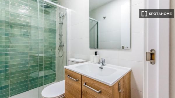 Se alquila habitación en Circular, Valladolid.