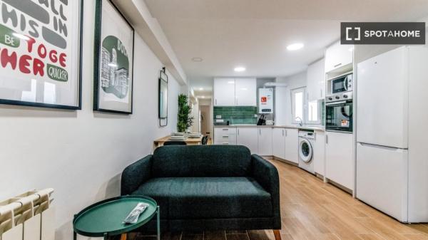 Se alquila habitación en Circular, Valladolid.