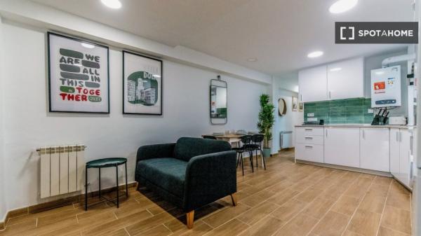 Se alquila habitación en Circular, Valladolid.