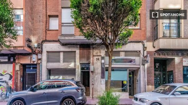 Se alquila habitación en Circular, Valladolid.