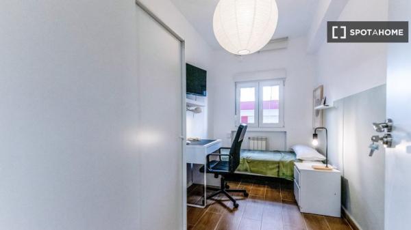 Se alquila habitación en Circular, Valladolid.