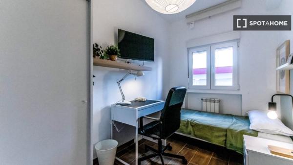 Se alquila habitación en Circular, Valladolid.