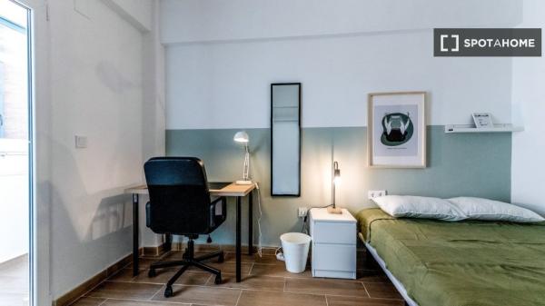 Se alquila habitación en Circular, Valladolid.