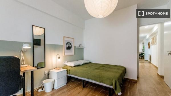 Se alquila habitación en Circular, Valladolid.