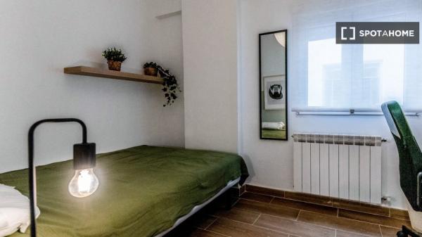 Se alquila habitación en Circular, Valladolid.