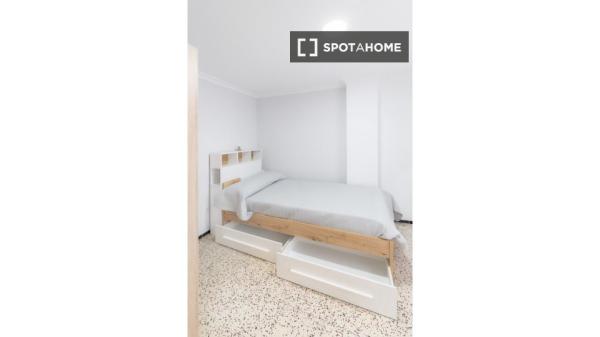 Se alquila habitación en piso de 5 habitaciones, Elche