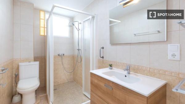 Se alquila habitación en piso de 5 habitaciones, Elche