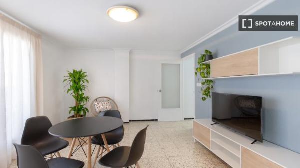 Se alquila habitación en piso de 5 habitaciones, Elche