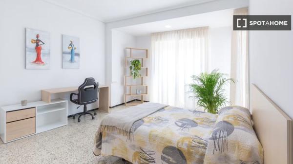 Se alquila habitación en piso de 5 habitaciones, Elche