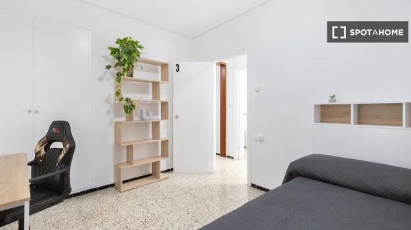 Se alquila habitación en piso de 5 habitaciones, Elche