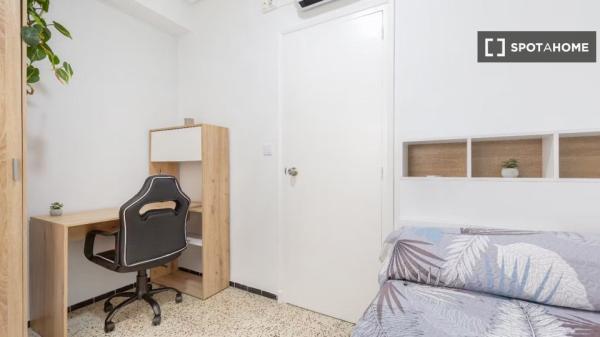 Se alquila habitación en piso de 5 habitaciones, Elche