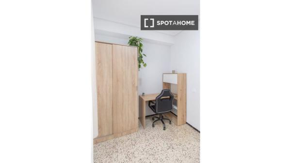 Se alquila habitación en piso de 5 habitaciones, Elche