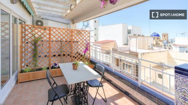 Chambre à louer dans un appartement de 5 chambres, Elche