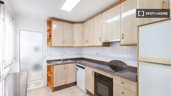 Chambre à louer dans un appartement de 5 chambres, Elche