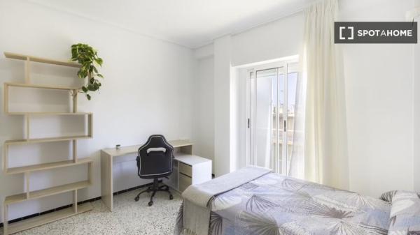 Chambre à louer dans un appartement de 5 chambres, Elche