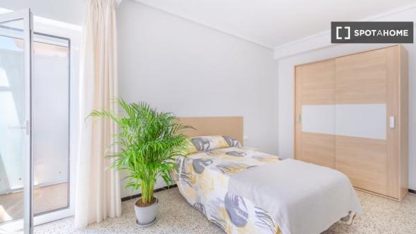 Se alquila habitación en piso de 5 habitaciones, Elche
