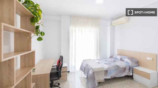 Se alquila habitación en piso de 5 habitaciones, Elche