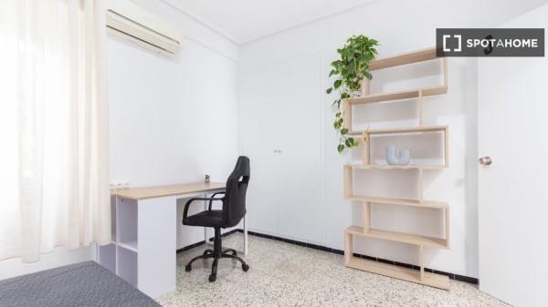 Se alquila habitación en piso de 5 habitaciones, Elche