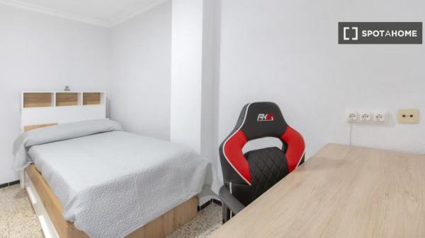 Se alquila habitación en piso de 5 habitaciones, Elche