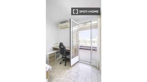 Se alquila habitación en piso de 5 habitaciones, Elche