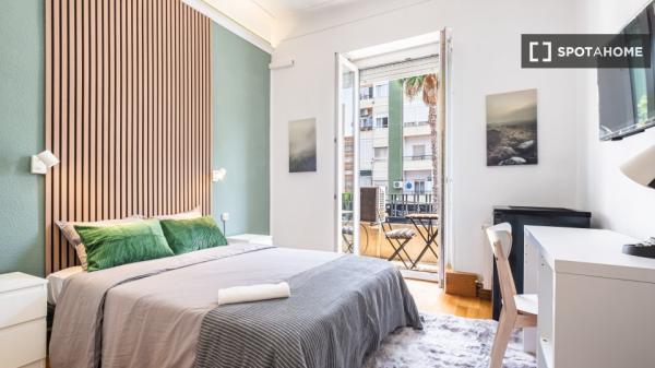 Se alquila habitación en piso compartido de 6 habitaciones, Alicante.