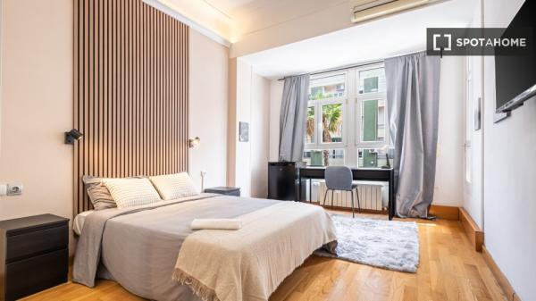 Se alquila habitación en piso compartido de 6 habitaciones, Alicante.