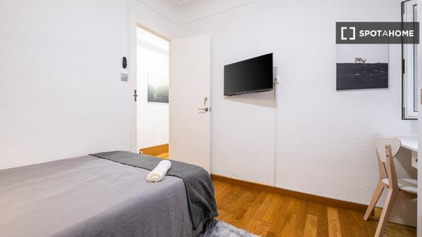 Se alquila habitación en piso compartido de 6 habitaciones, Alicante.