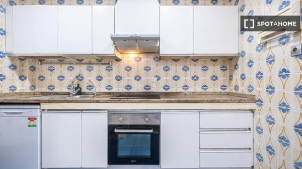 Se alquila habitación en piso compartido de 6 habitaciones, Alicante.