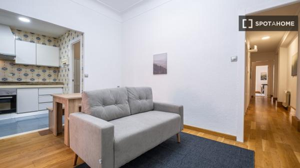 Se alquila habitación en piso compartido de 6 habitaciones, Alicante.