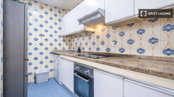 Se alquila habitación en piso compartido de 6 habitaciones, Alicante.