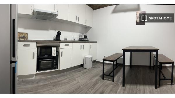 Habitación en piso compartido en barcelona.