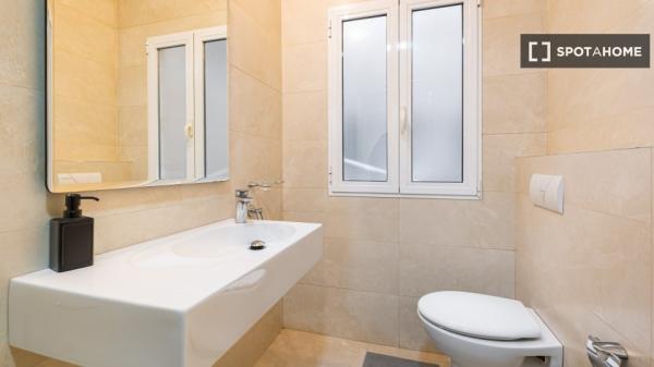 Se alquila habitación en piso compartido de 6 habitaciones, Alicante.