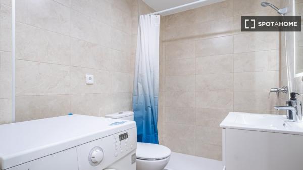 Se alquila habitación en piso compartido de 6 habitaciones, Alicante.