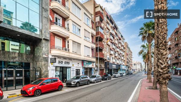 Se alquila habitación en piso compartido de 6 habitaciones, Alicante.