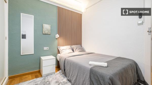 Se alquila habitación en piso compartido de 6 habitaciones, Alicante.