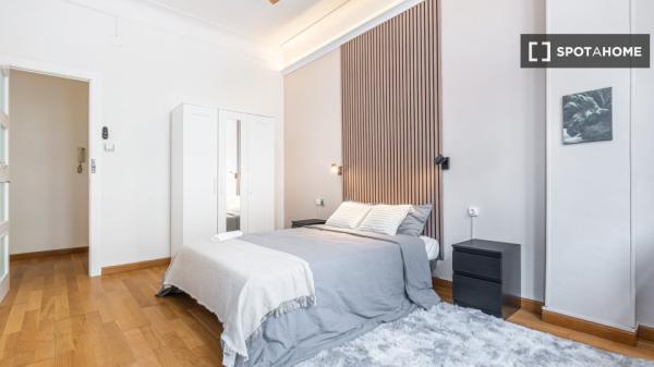 Se alquila habitación en piso compartido de 6 habitaciones, Alicante.