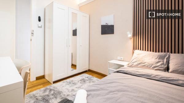 Se alquila habitación en piso compartido de 6 habitaciones, Alicante.