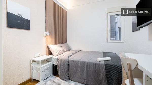 Se alquila habitación en piso compartido de 6 habitaciones, Alicante.