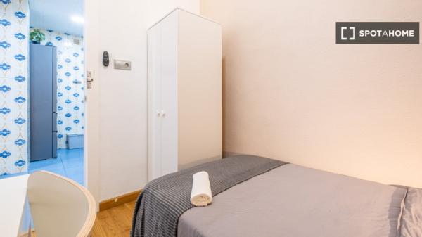 Se alquila habitación en piso compartido de 6 habitaciones, Alicante.