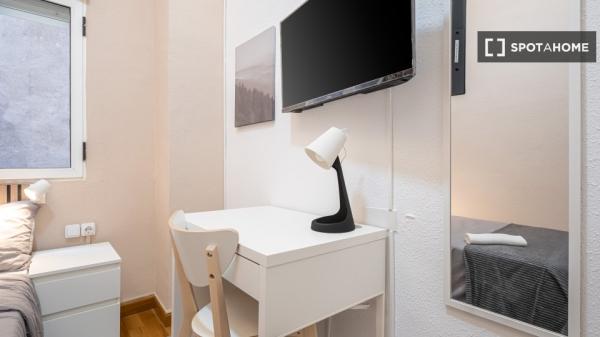 Se alquila habitación en piso compartido de 6 habitaciones, Alicante.