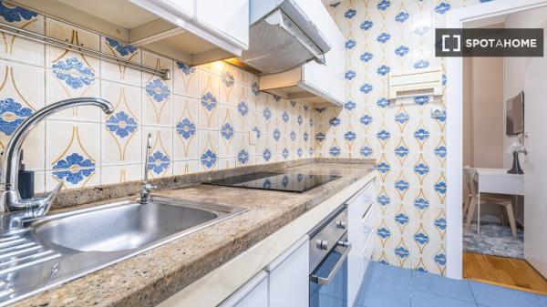 Se alquila habitación en piso compartido de 6 habitaciones, Alicante.