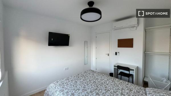 Zimmer in einer 5-Zimmer-Wohngemeinschaft zu vermieten, Alicante.