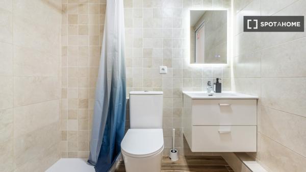 Se alquila habitación en piso compartido de 6 habitaciones, Alicante.