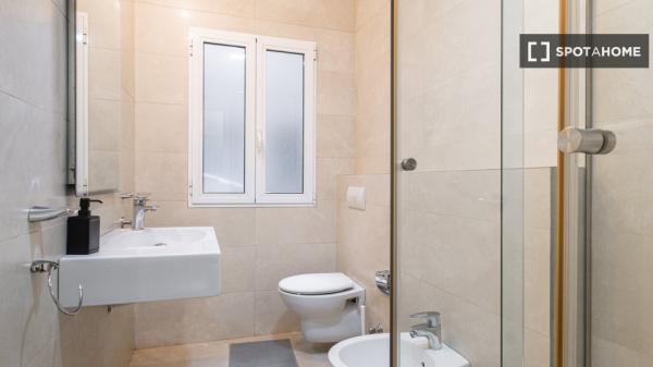 Se alquila habitación en piso compartido de 6 habitaciones, Alicante.