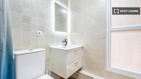 Se alquila habitación en piso compartido de 6 habitaciones, Alicante.