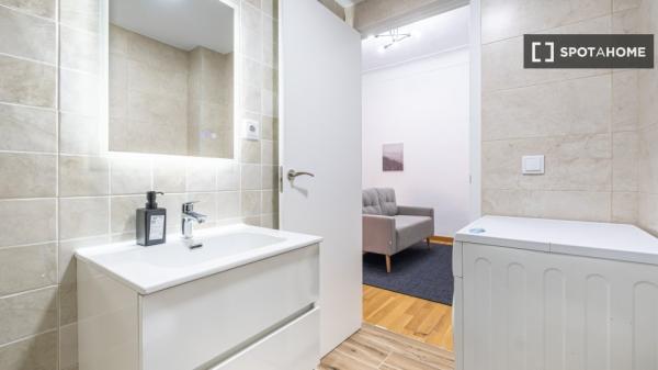 Se alquila habitación en piso compartido de 6 habitaciones, Alicante.