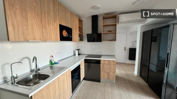 Zimmer in einer 5-Zimmer-Wohngemeinschaft zu vermieten, Alicante.