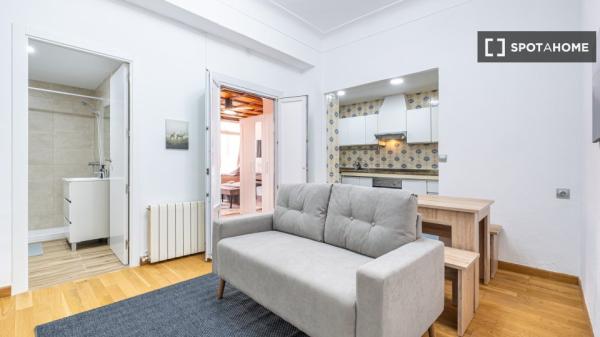 Se alquila habitación en piso compartido de 6 habitaciones, Alicante.